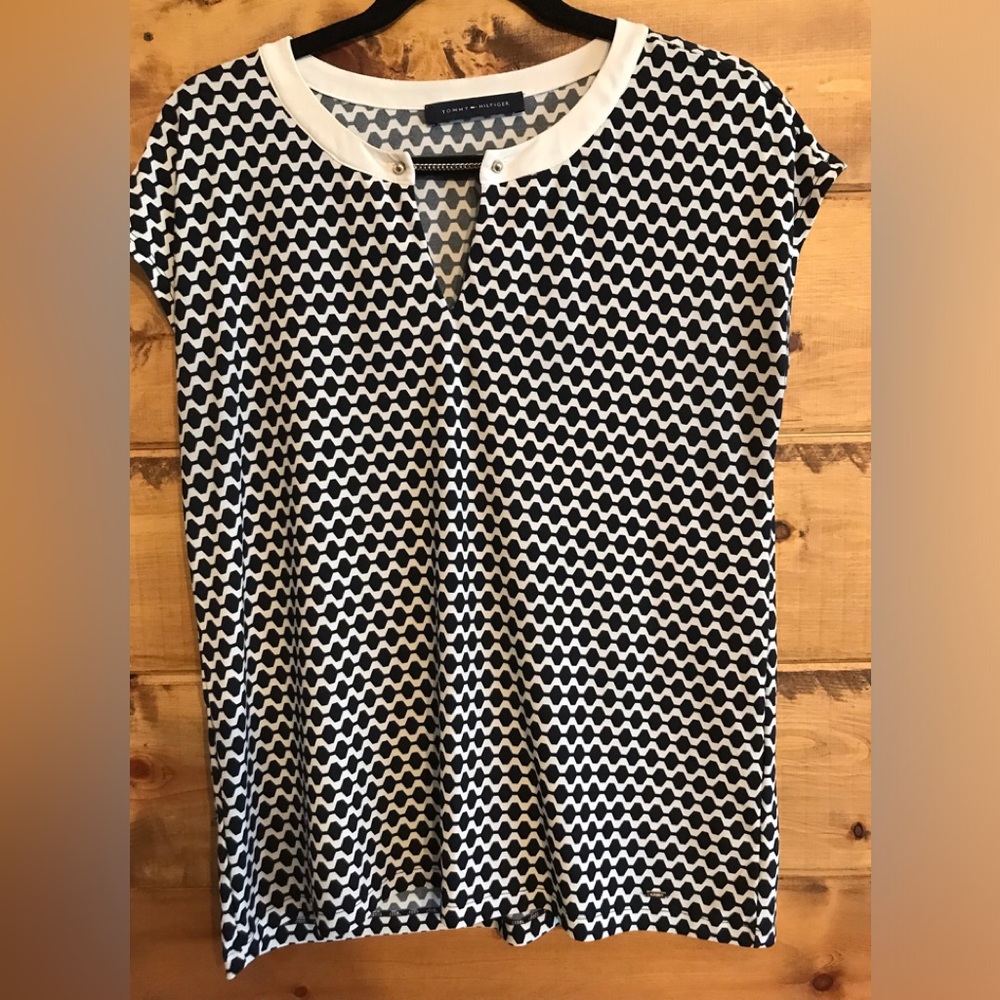 Like Lg Tommy Hilfigure short sleeve top. Navy blue and white.